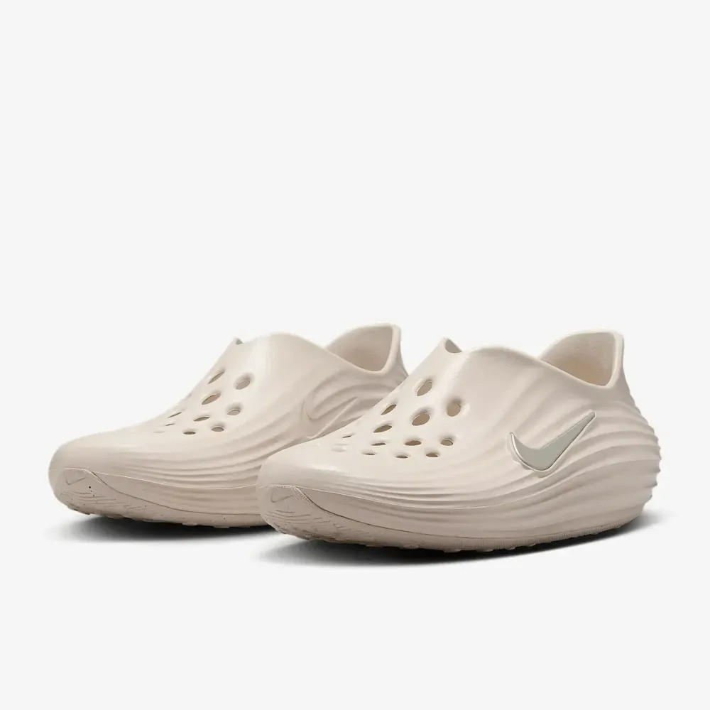 A Nike tem apostado em tênis e sandálias na categoria recovery shoes, como o Nike ReactX Rejuven8, mais fechado e com espuma ultra suave, e o chinelo Jordan Roam, uma opção confortável, mas ainda robusta e resistente.

 

 #LTKbrasil #LTKshoes #LTKhomens