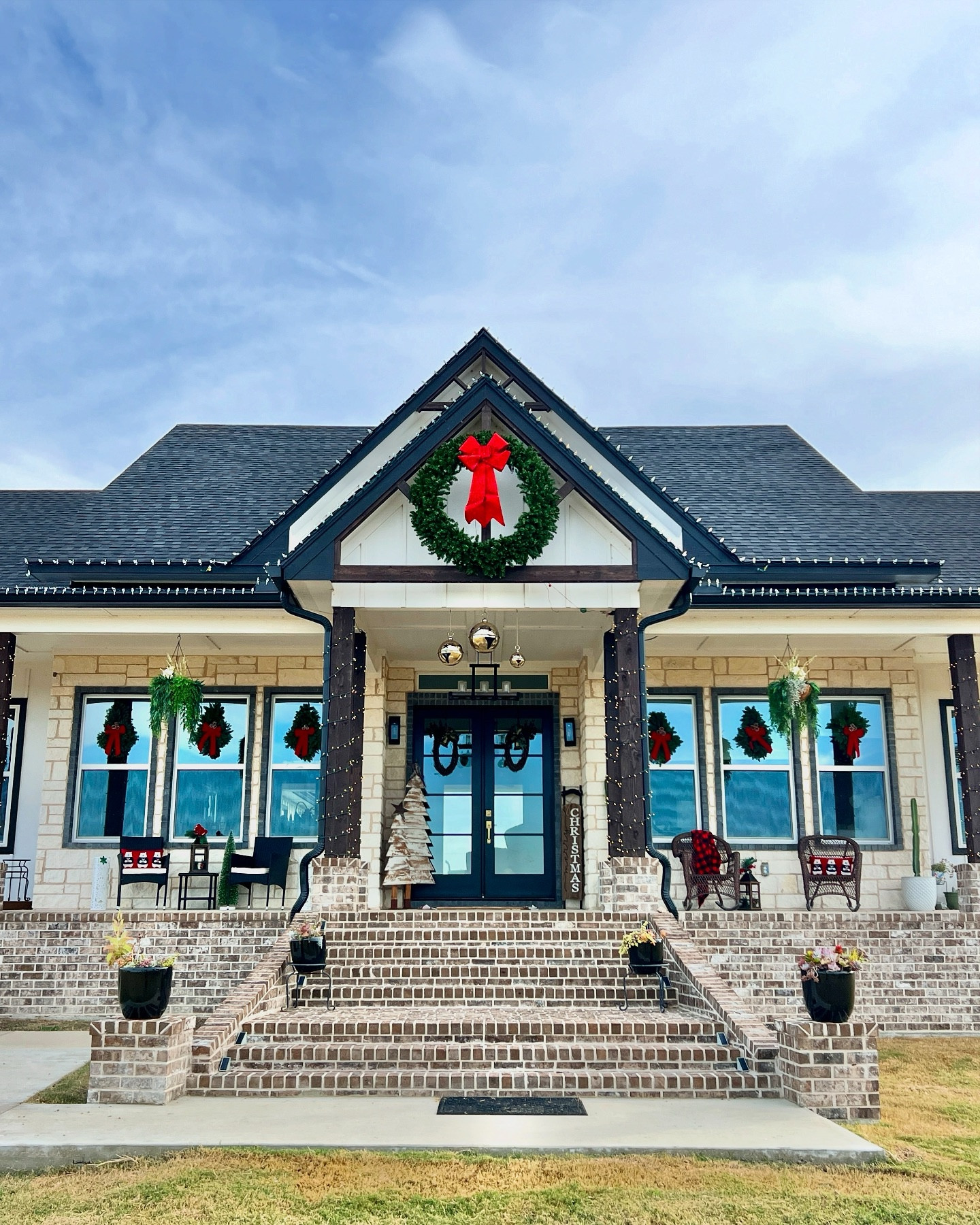 “We’re house on the right with the 5ft wreath out front….you can’t miss it.”

😆😀😆

I love it so much! It was the perfect touch, IMO. Comment wreath if you’d like the link, because everyone needs a 5ft wreath in their life. 

.
.
#wreath #christmasvibes #christmasporch #modernfarmhouse #christmasdecor #ourdoorliving #customhomebuilding #customhome #centraltexas #texas #homedesign #christmas