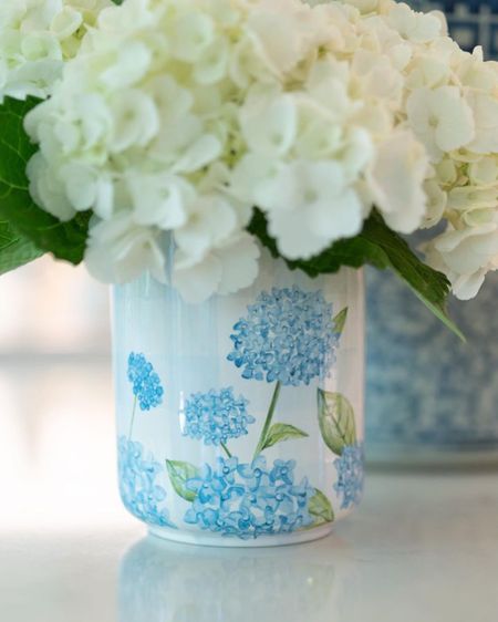 Chapple Chandler for Lo Home gingham vase! #gingham #blueandwhite #homedecor #hydrangea #grandmillenial 