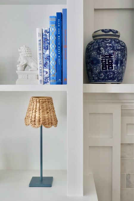 Sale on my scalloped rattan shade for wireless lamps! 

Bookshelf decor, blue and white, scallops, preppy, grandmillennial, home decor

#LTKFindsUnder100 #LTKSaleAlert #LTKHome