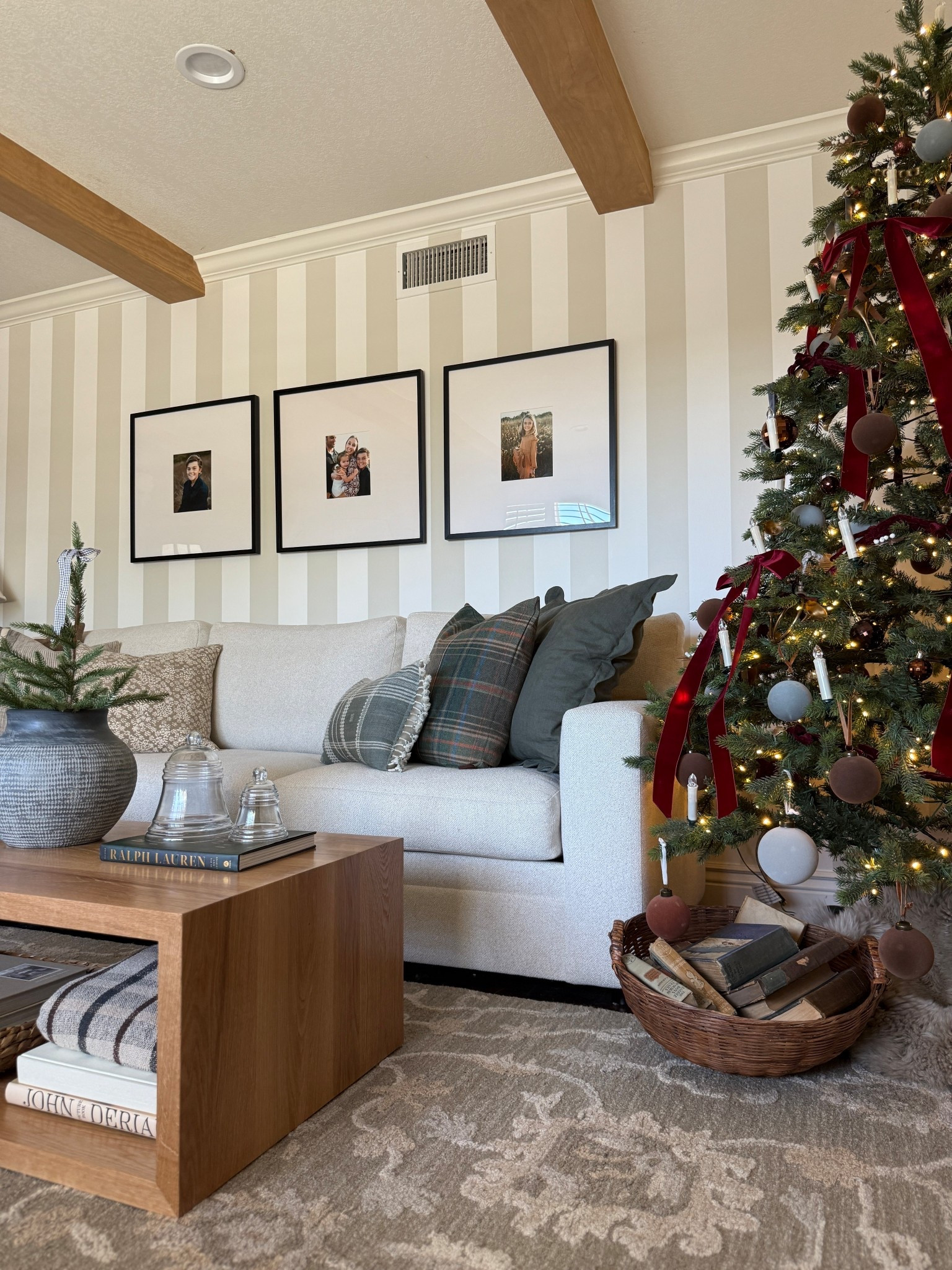 Christmas in the living room

#LTKHome #LTKHoliday #LTKCyberWeek