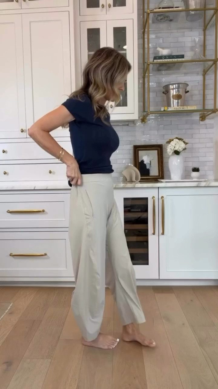 Ruti pants in color Dune 20% off!
I’m 5’6
-navy tee XS
-pants XS
-shoe TTS