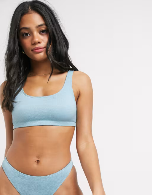Monki – Strukturiertes Bikinioberteil aus recyceltem Polyester mit U-Ausschnitt in Staubblau | ASOS DE