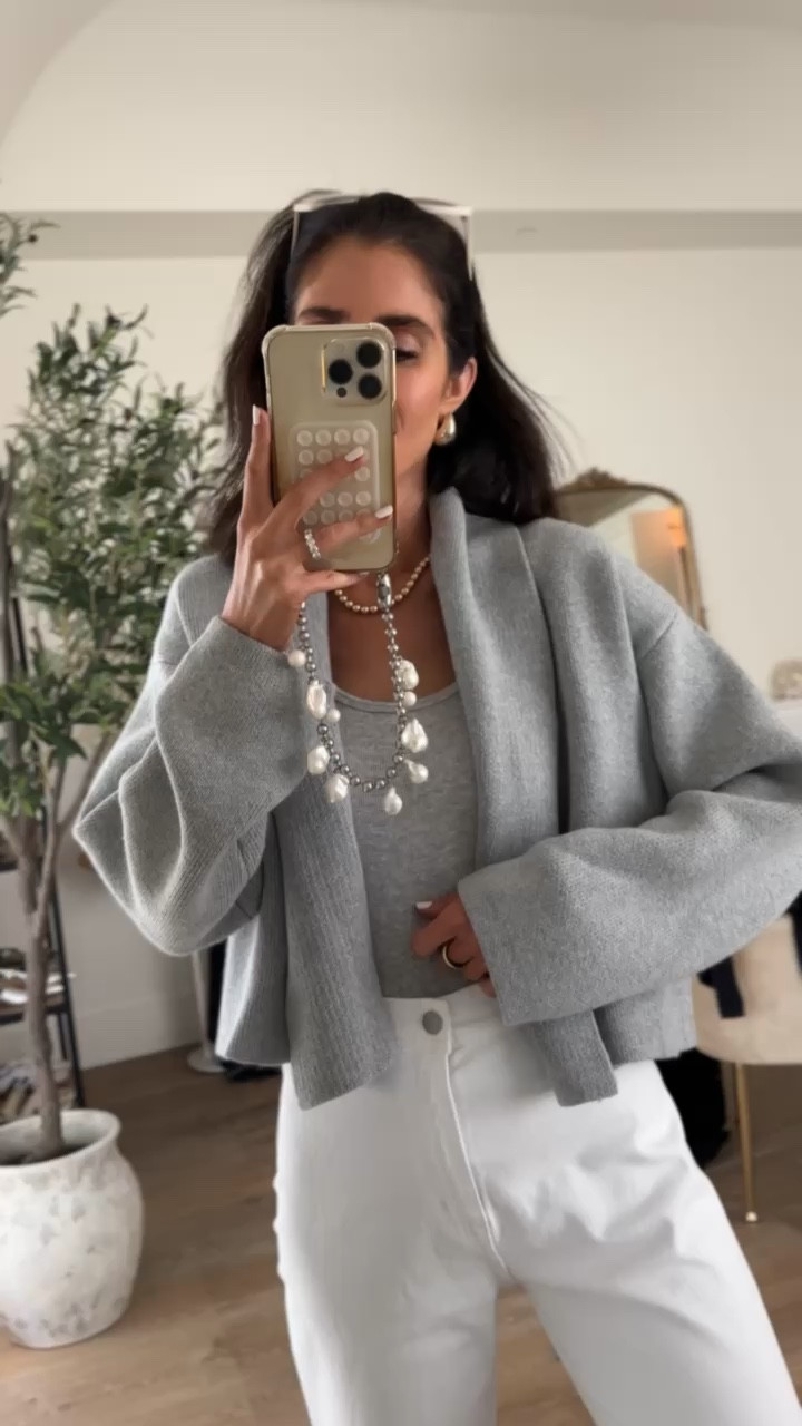 This cardigan was a favorite last season and I had to pick it up in
multiple colors! They now have the cropped version and love it, paired it with these white jeans for a casual look #StylinbyAylin #Aylin

#LTKVideo #LTKStyleTip #LTKSeasonal