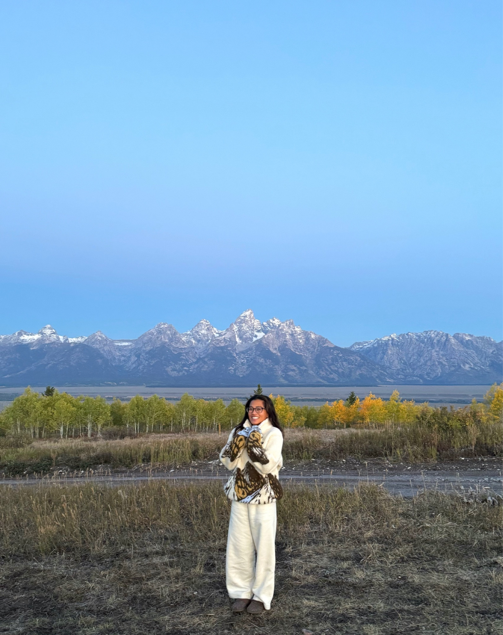 It's morning in the mountains 🏔️ (The jacket I'm wearing is out of stock, but I tagged a similar vibe of it.) 🫶🏼