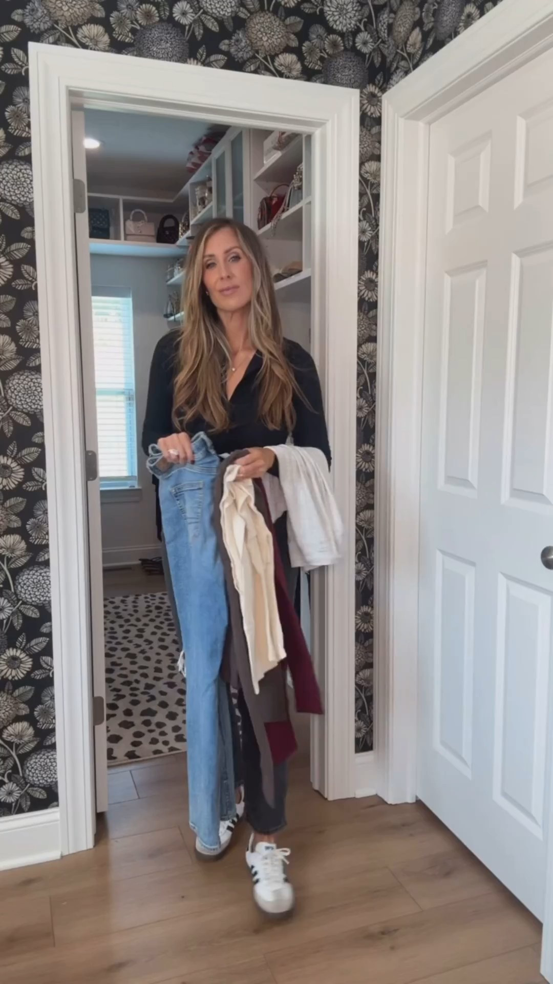 Casual outfit inspo, effortless looks, running errands, jeans, t shirt, fall look, themominstyle 

#LTKmomlife #LTKSeasonal #LTKootd