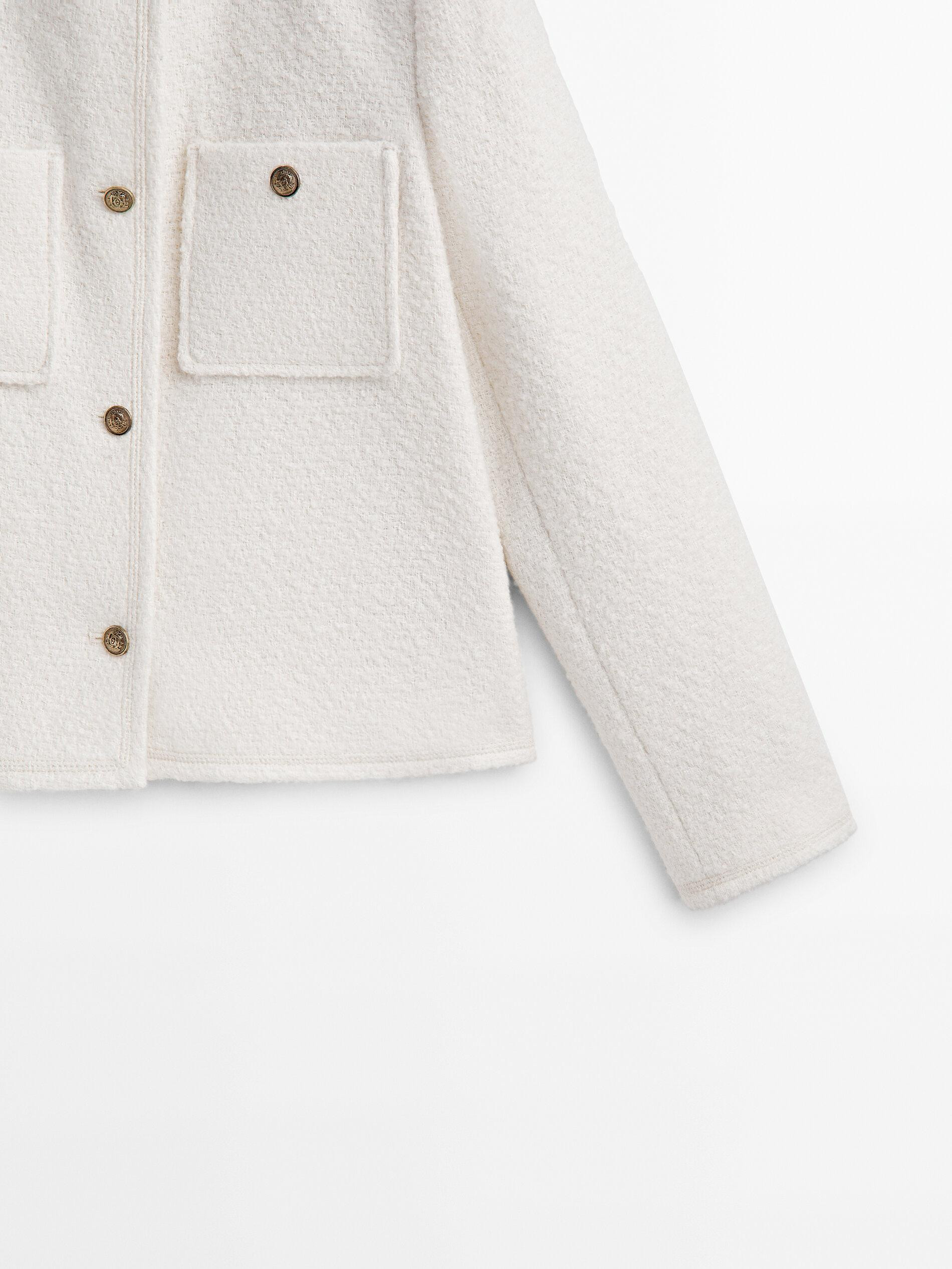 Kurze Jacke mit Strukturmuster und goldfarbenen Knöpfen | Massimo Dutti DE