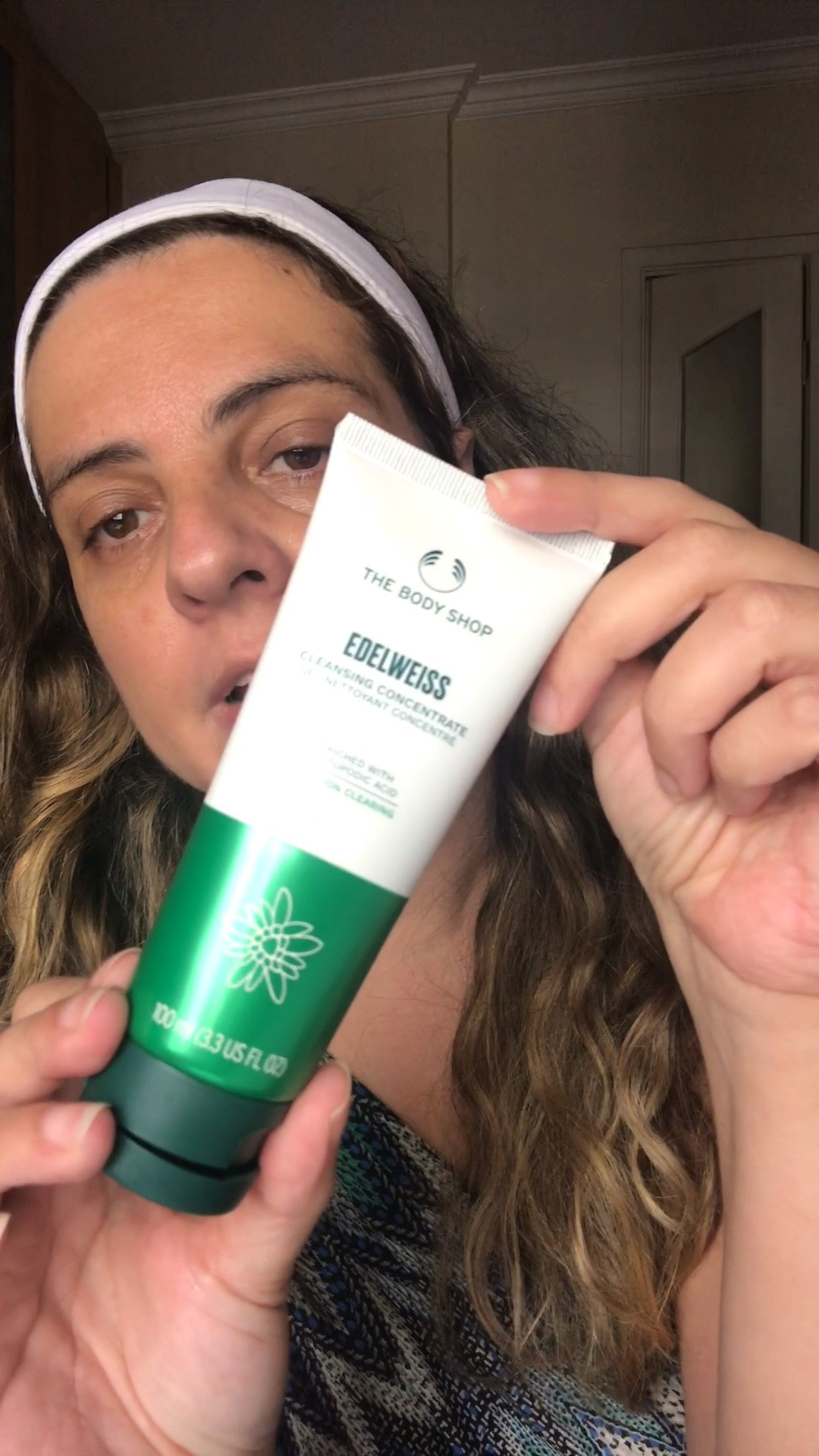 Você já conhece os produtos da  The Body Shop?

São produtos veganos 95% de origem natural .

Eu recebi um kit maravilhoso com o limpador facial em gel , que remove a sujeira, poeira e resíduos de poluição diários da pele;

Após o uso eu senti minha pele refrescante e revigorada , o produto é bem fluido e tem um aroma que remete a natureza 

Utilizei o peeling líquido, que esfolia suavemente a  pele , removendo as celular mortas e impurezas.
Após o uso você sente sua pele brilhante e com aparência saudável , o melhor produto que já utilizei.

E o terceiro passo o sérum concentrado , que deixa a pele visivelmente mais macia, além de melhorar a aparência de linhas de expressão e rugas é um potente antioxidante .

Uma nova versão do nosso best-seller Drops Of Youth, só que ainda melhor. Elaborado com 99% de ingredientes de origem natural, a nova versão do Sérum vem enriquecida com o dobro de concentração de Edelweiss, conhecida por suas propriedades antioxidantes. O uso desse produto ajuda a proteger diariamente a pele contra os agressores ambientais.

#skincare #facial #produtosparaorosto #thebodyshop

#LTKVideo #LTKbeauty #LTKsalealert