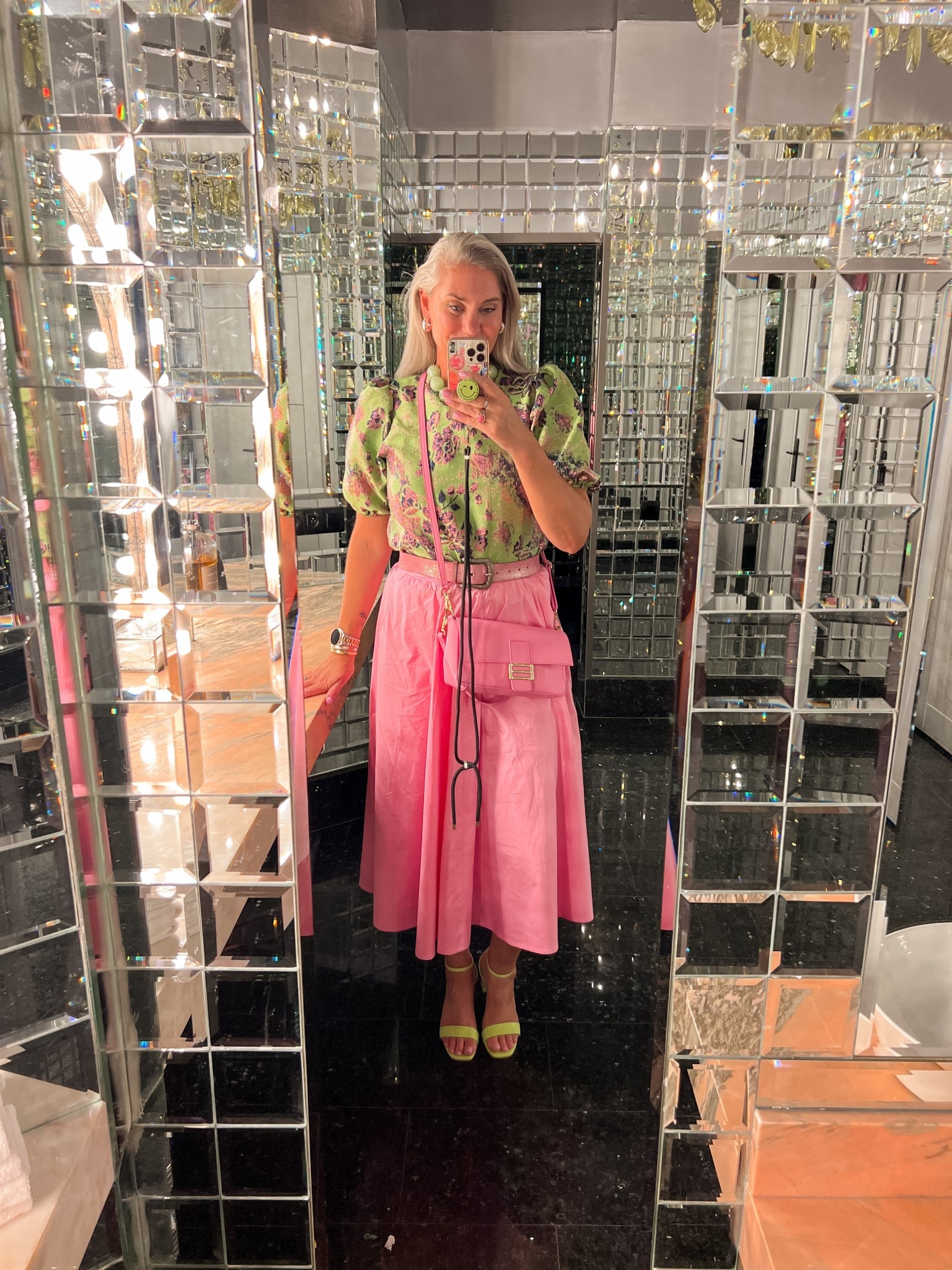 OOTN - zaterdagavond. Roze katoenen rok met zakken (https://bonprix-nl.mtpc.se/5765105), groene jacquard top van een lokale boutique, groene sandaletten, roze riem (preloved) en roze leren tasje (Luvvies). 



#LTKnederlands #LTKeurope #LTKtravel