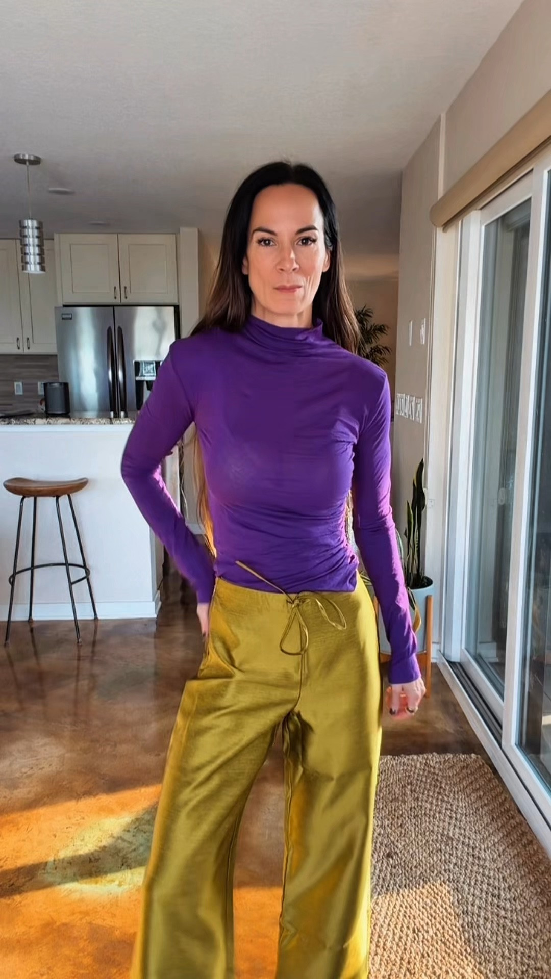 Two colors I’ll absolutely be wearing together again. 💜 A purple ruched mock-neck top with chartreuse satin-finish wide-leg pants—the fitted top balances the relaxed pants so well. An unexpected fall outfit for dinner, drinks, or any excuse to get dressed.