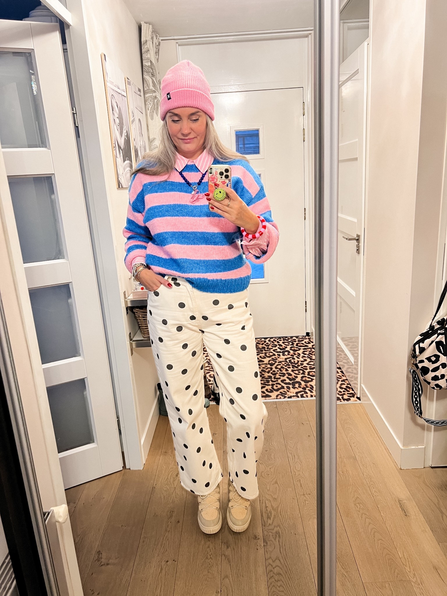 OOTD - Donderdag. Nog steeds code sneeuwpop dus laagjes, laagjes, laagjes. Een heattech baselayer (L) met daarover een roze/wit gestreepte linnen-blend blouse en daarover een blauw/roze gestreepte warme gebreide trui (Monki, vorig jaar, M), polkadot dad jeans (maat 42), blauw met roze ketting met kreeft, roze muts en snowboots (oud).

 

 

#LTKnederlands #LTKeurope #LTKwinter