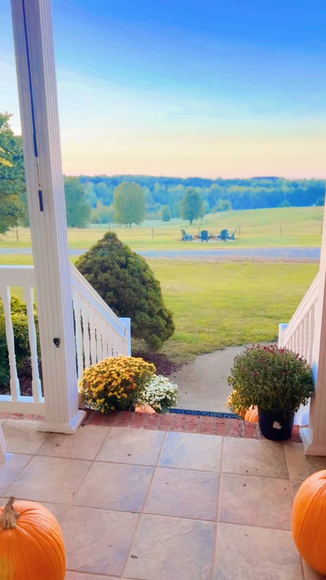 And watchin’ the sunrise 🌅 over the farm before I get these boys out the door 🚪 for MomCo 🧡 at our church this morning!!! 🫶🏽 Love that they get to play with friends while we’re there and I get sweet time with other local mamas!!!! ✨