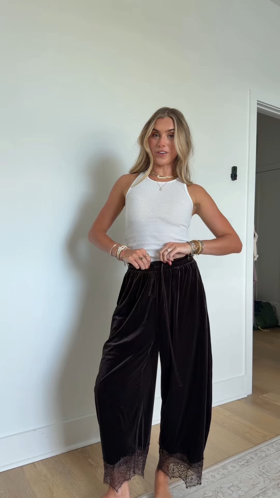 Amazon size XS Lviefent Womens Lace Hem Velvet Pants Drawstring Casual Balloon Trousers
velvet fabric, lace hem, elastic drawstring waist, side pockets, cropped wide leg, elegant casual style, daily all-match