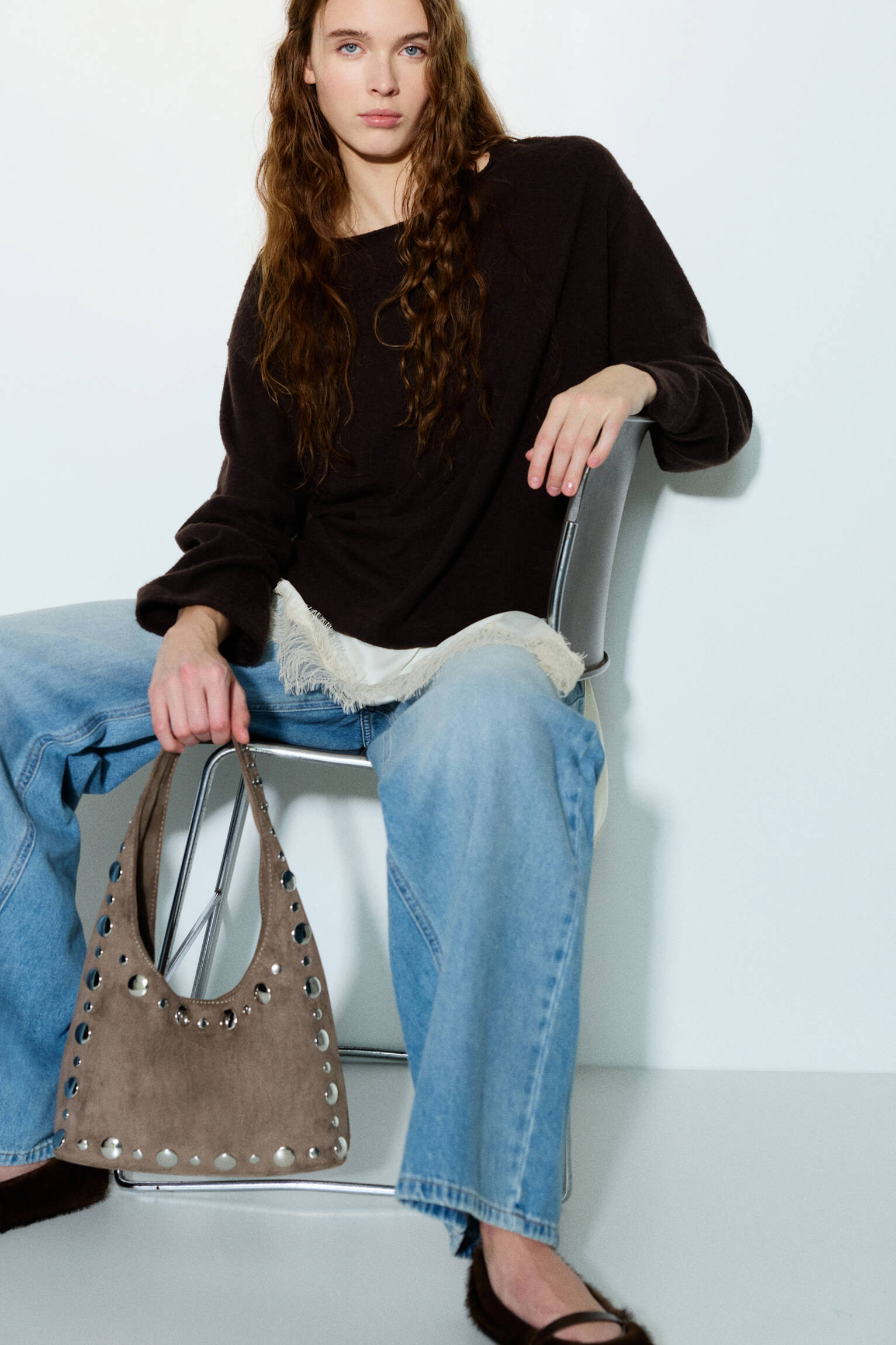 Schultertasche mit Nieten | PULL and BEAR DE