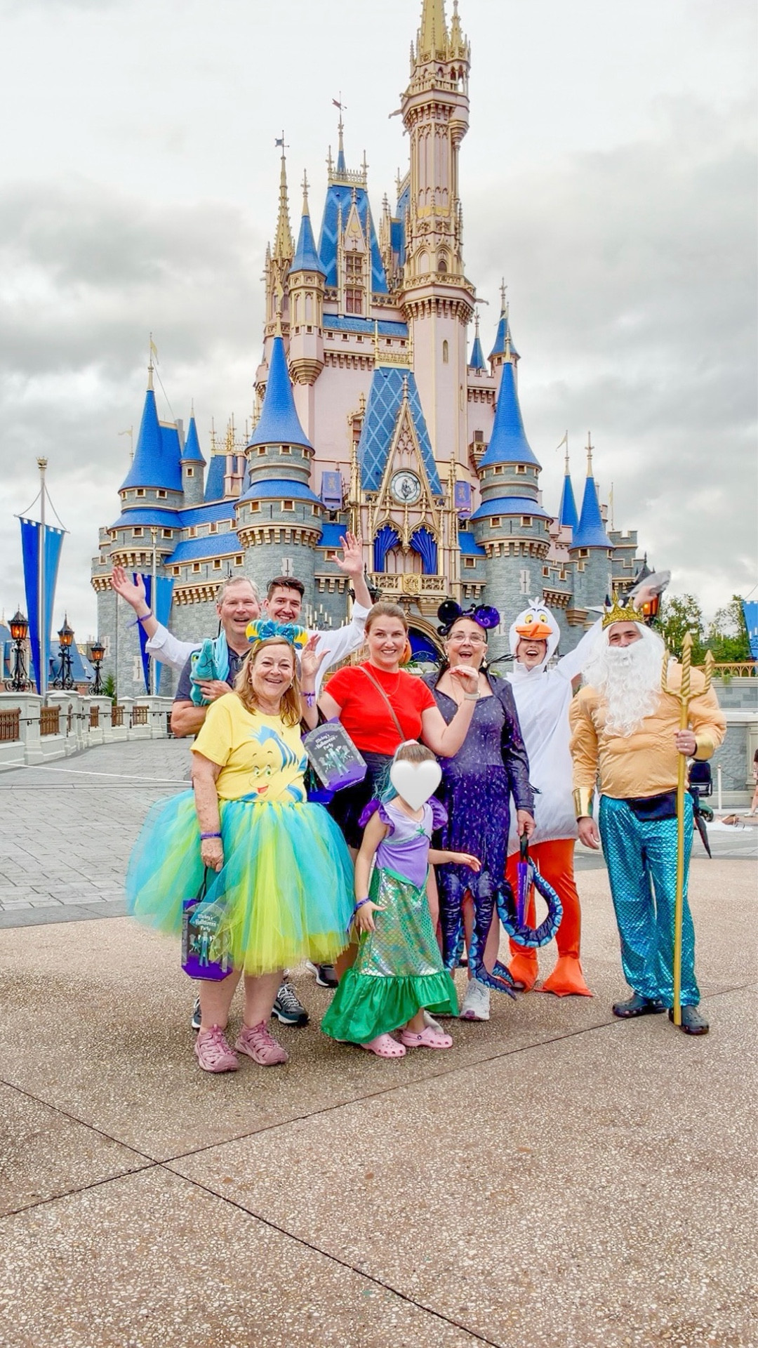under the sea with the fam at mickey’s not so scary halloween party! 🧜‍♀️🫧🦀🐚🐠🌊 🐙🔱

#mnsshp #thelittlemermaid #halloween #familycostume #disney #mermaid