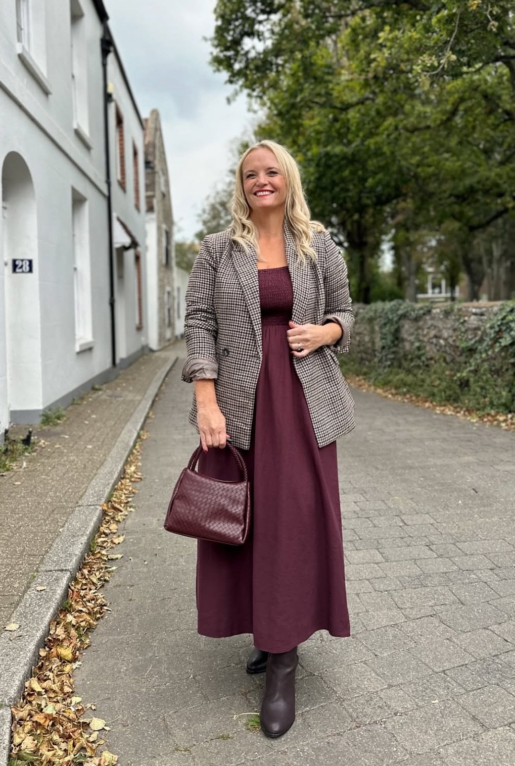 Run don’t walk - there’s currently 25% off almost everything @newlook! 
Here’s what I wore yesterday to meet a friend for lunch and it’s all now in the sale: 

🧥 Brown Brushed Texture Checked Blazer - now £37.49. 
👗 Burgundy Puff Sleeve Milkmaid Midi Dress - now £16.99 
👢 Wide Fit Burgundy Faux Leather Block Heel Boots - now £44.99. 

#LTKautumn #LTKFashionMonth #LTKcurves