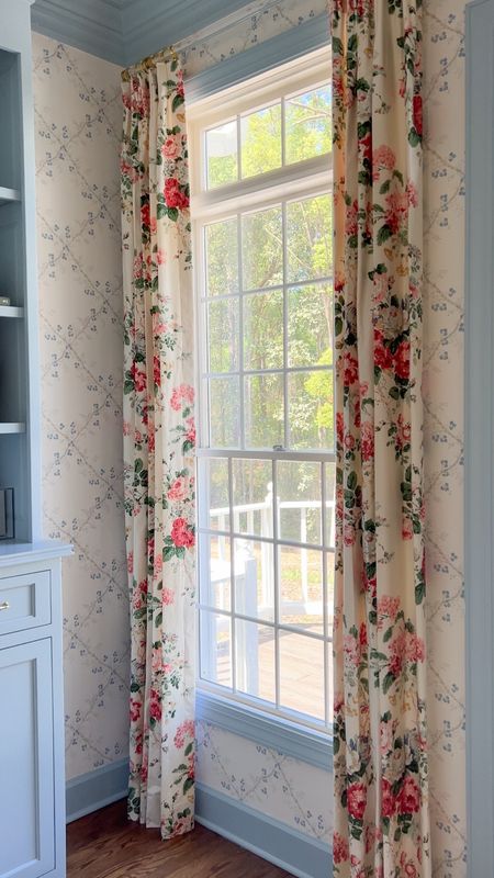 Dream drapes featuring the most gorgeous fabric from Decorator’s Best! They’re the best resource for shopping designer fabric and wallpaper 🌷