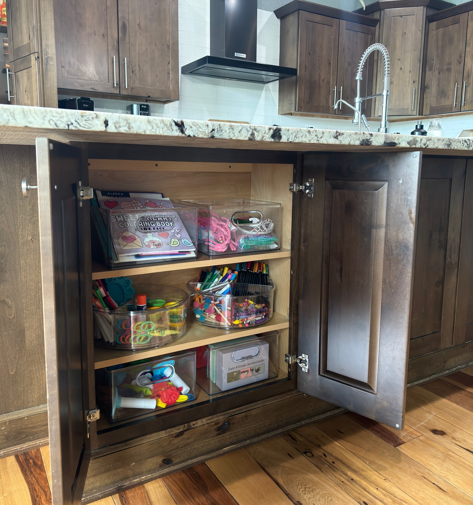 An organized kid’s craft area makes clean up that much easier!! ✨ 