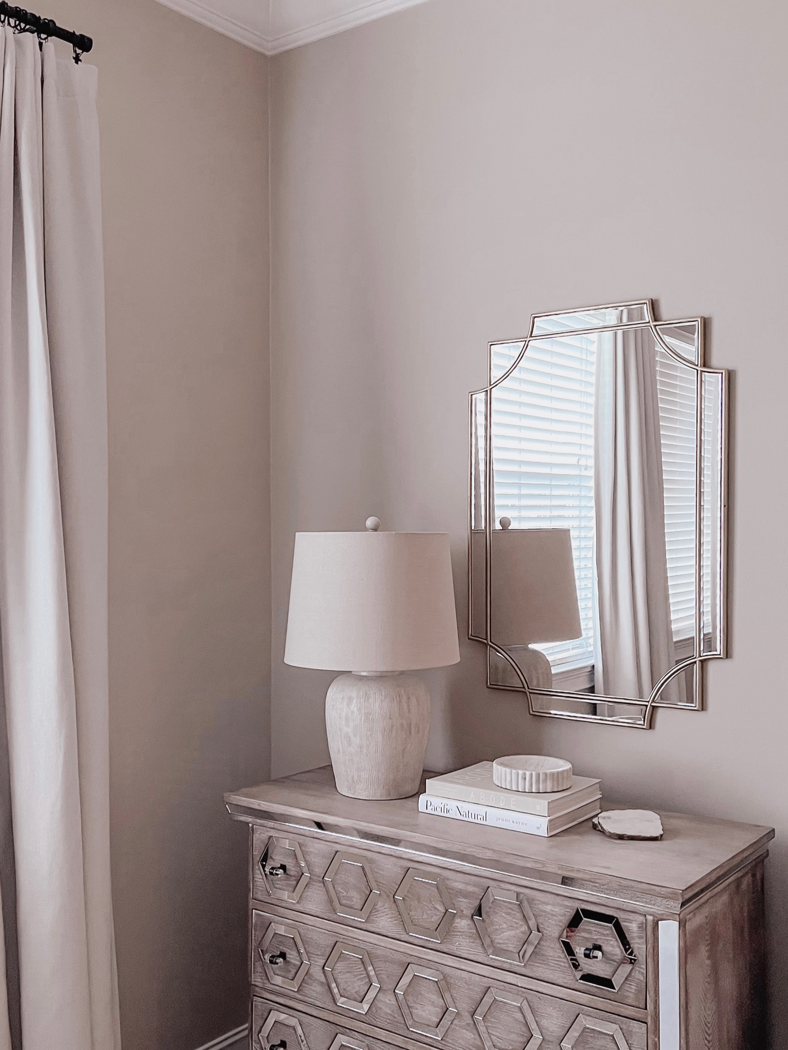 Bedroom decor, home decor, bedroom styling. 