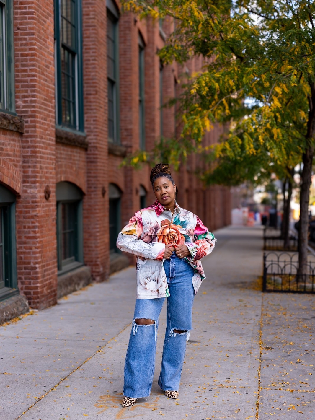 I think it’s time to bring out the early Fall denim with @dressedinjoy 😍

I love how the florals seem to just jump off of the fabric, but in the most subtle way. The colors are neutral toned and feel like fall, without feeling too heavy. 👌🏾