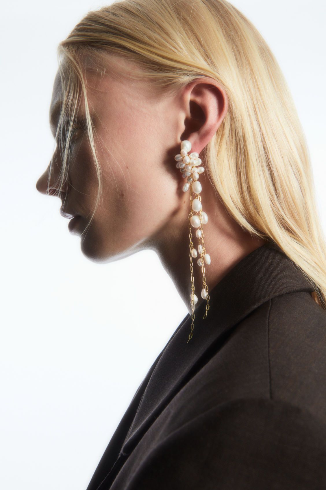 MISMATCHED FRESHWATER PEARL EARRINGS | COS UK