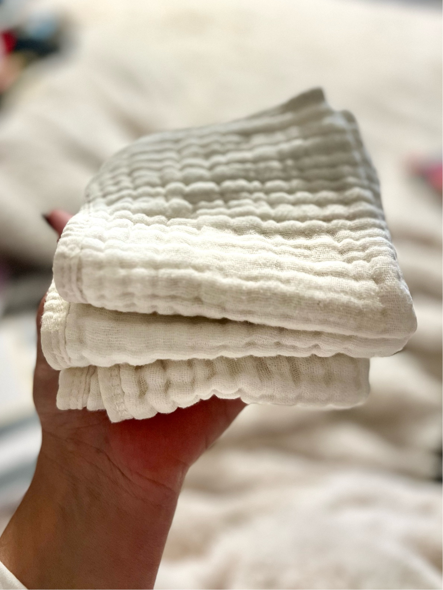Muslin Wash Cloths are a great tool to deeply cleanse with their tightly-woven fabric that whisks away dirt, impurities, and excess oil. They help with exfoliation, blood circulation and reducing inflammation.