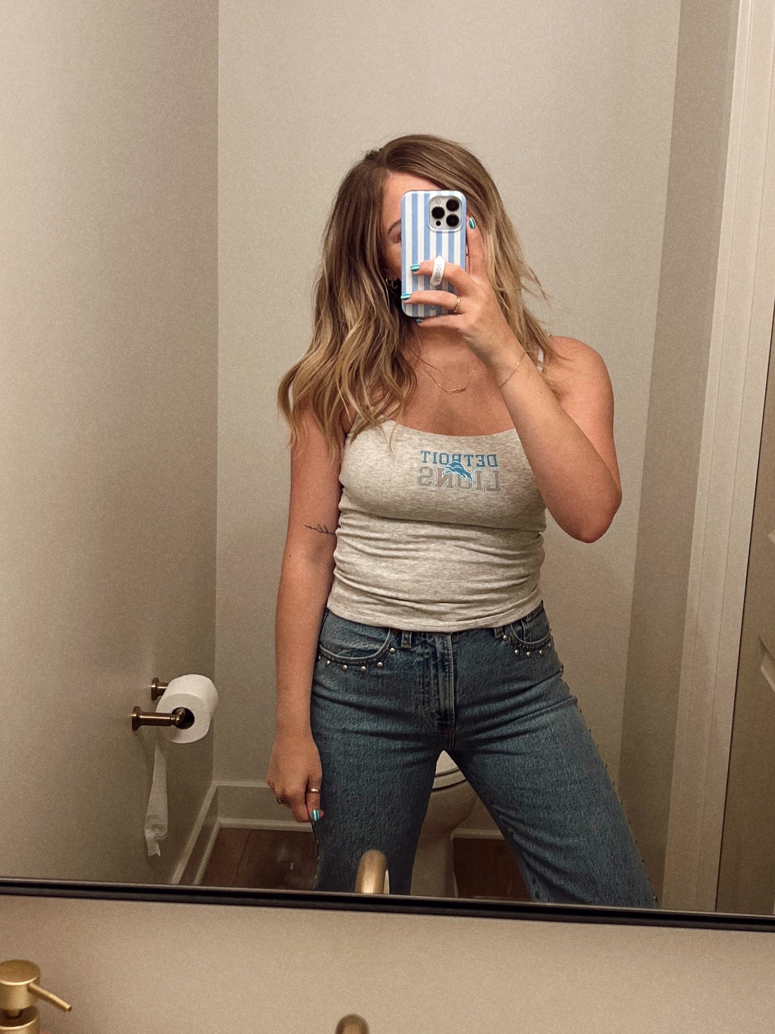 Only one week until NFL preseason! I found this cutie Lions bra-free tank and it’s 👌🏽👌🏽👌🏽