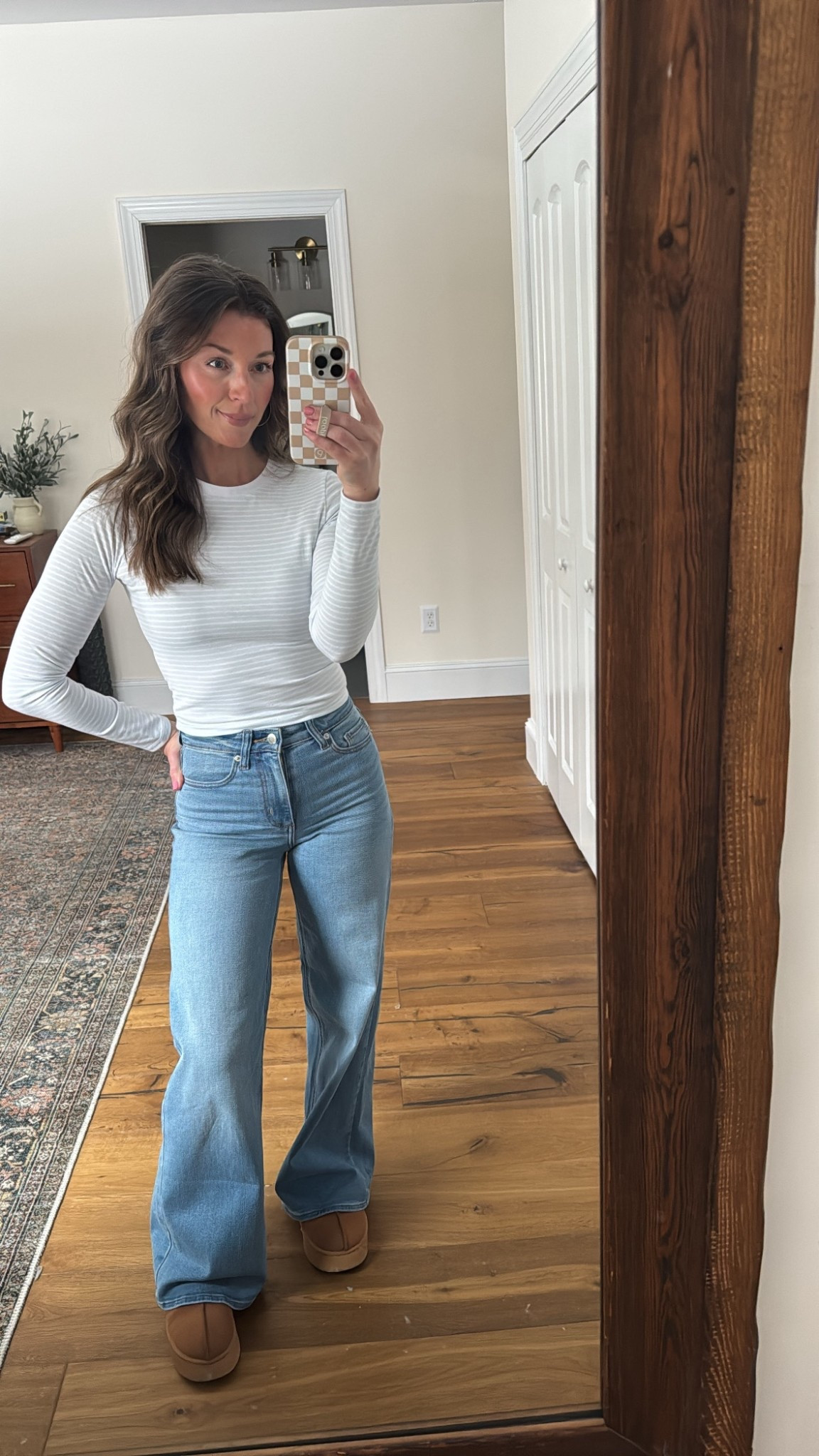 Still loving these wide leg stretchy jeans! I’m in a 4. They do run a smaller so size up. 
