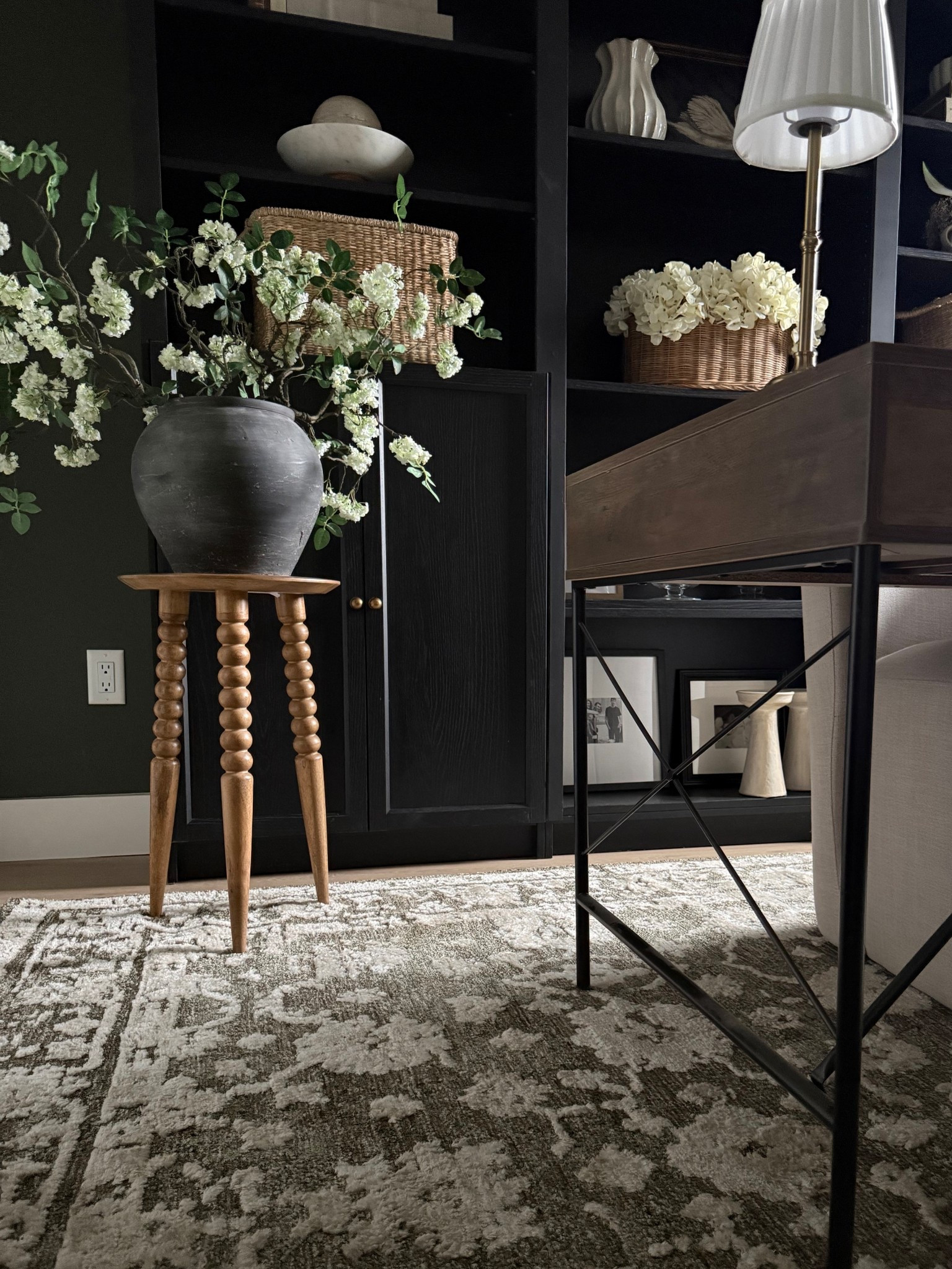 Accent table on sale! 
This is such a pretty table.. the leg detail is so charming 🤎