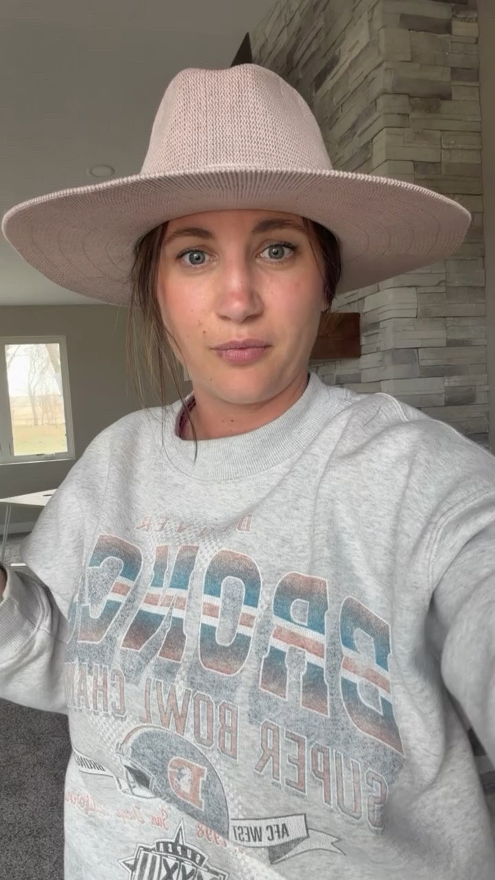 A perfect summer pink sun hat! This is so cute easy to dress up or down! Has a little western flair to it! 