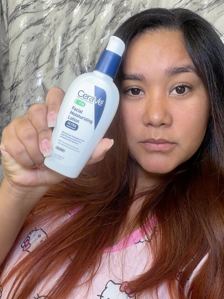 ✨ Ready night routine ✨

My secret to waking up with soft, hydrated skin without a greasy feeling 💧

I love this facial lotion from @cerave , with ceramides and hyaluronic acid that help repair the skin barrier while I sleep 😴💙
.
.
.
.
@influenster @cerave #complimentary #CeraVePMLotion #GiftedbyCeraVe