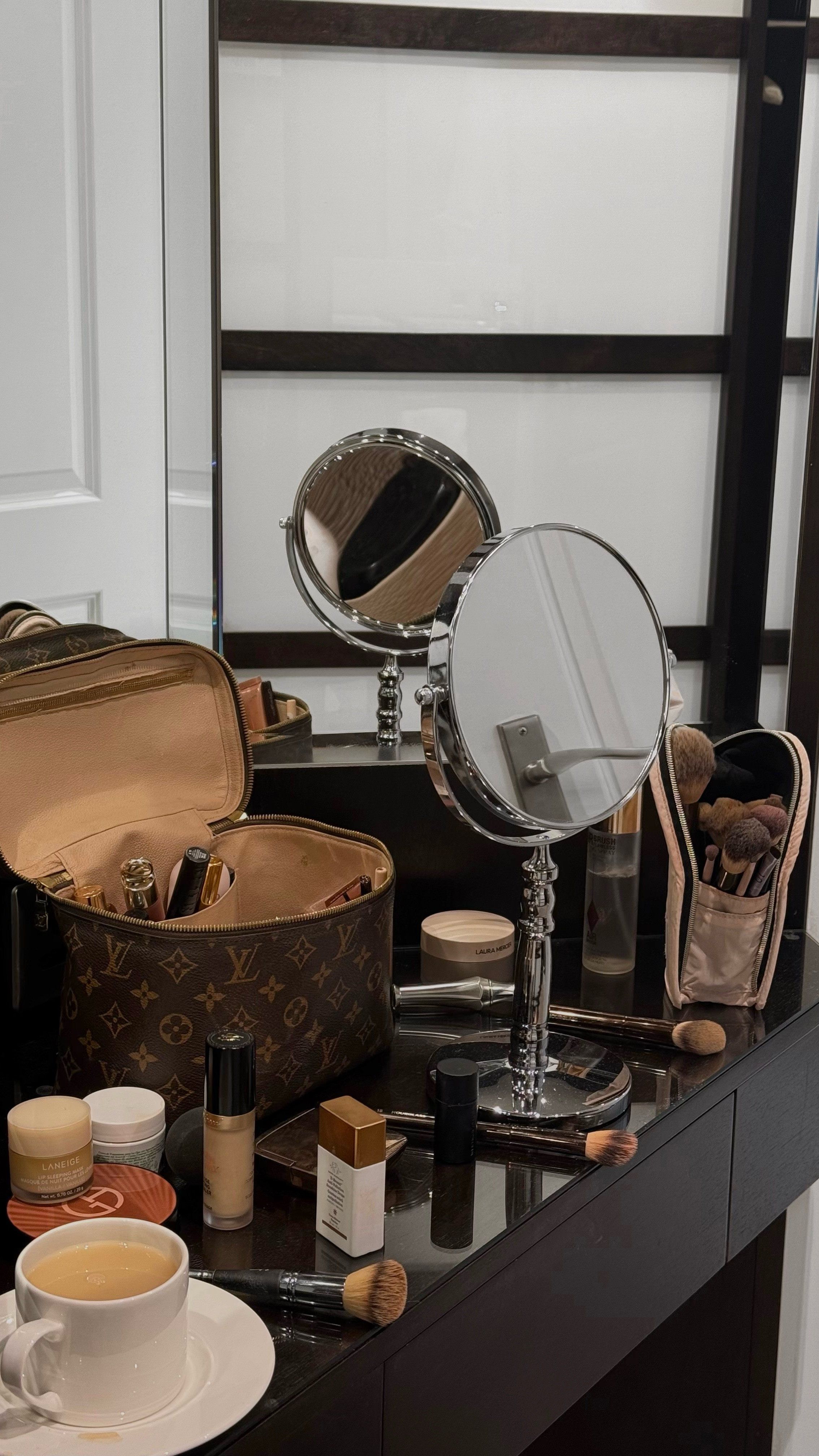 Name a better feeling then getting ready for dinner on the balcony after a full day of sunbathing 🤍