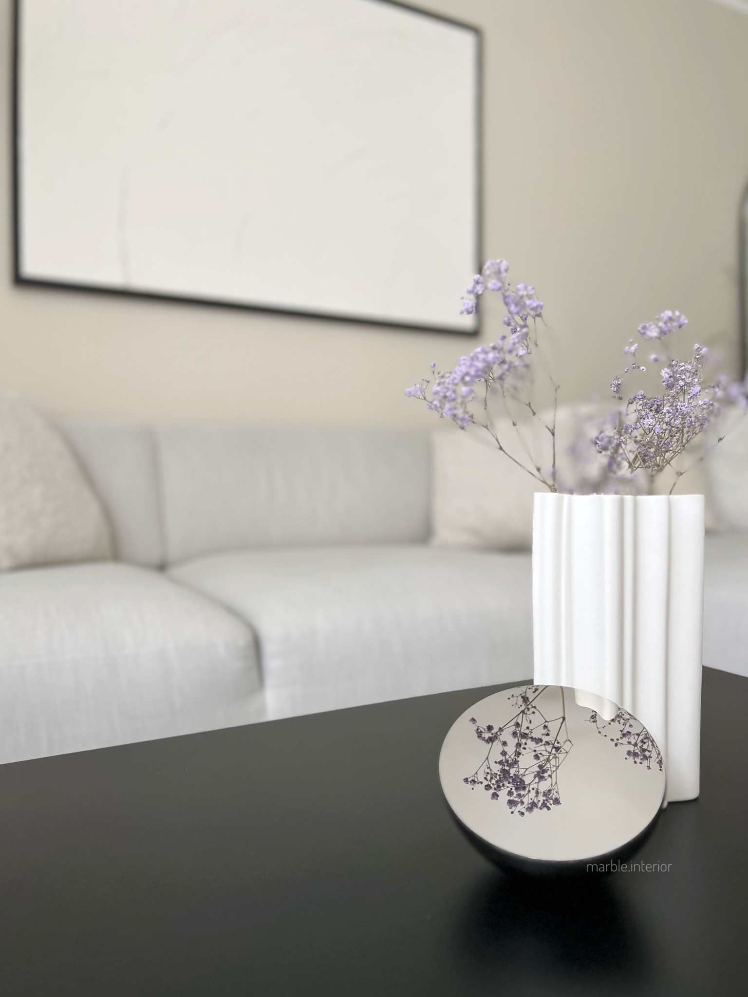 Interior Design decor Deko Dekoration Wohnzimmer Esszimmer Vase Vases Schleierkraut Spiegel tischdeko tabledecor livingroom livingroominspo livingroomdecor Couchtisch sidetable Coffeetable coffeetabledecor Sofa Couch Leinwand arket minimaldesign minimaldecor Einrichtung Inneneinrichtung dekoidee 

#LTKhome #LTKU #LTKstyletip