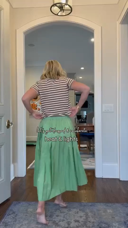 Tnuck Friends & Family Sale
9/22 -9/24
 
20% off orders over $250
25% off orders over $500
30% off orders over $1000
Code: FAMILY                                 Is this not the cutest outfit you’ve ever seen? I’m in love! 

Tee & Sweater - xs
Skirt - xs
Boots - 8

#LTKmomlife #LTKOver40 #LTKdayinmylife