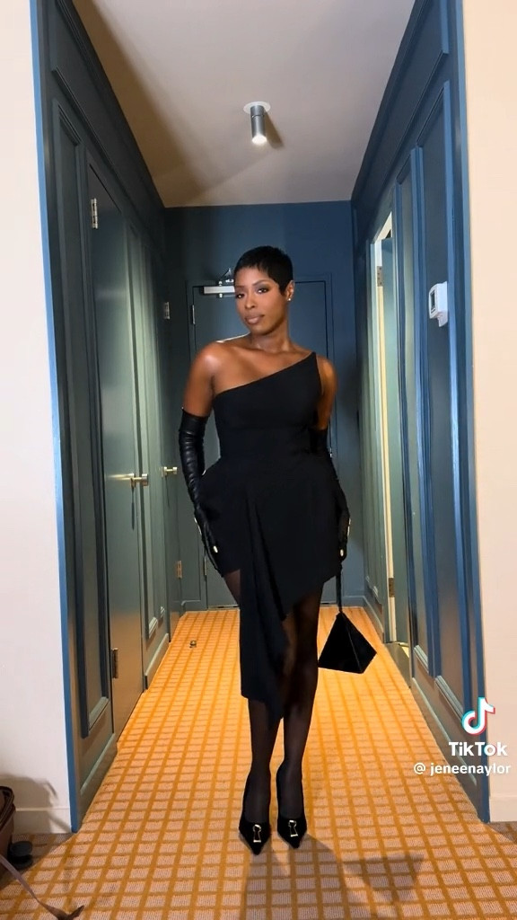 Let’s get into these looks from #NYFW! 

A Scarpelli (gloves + shoes) & Mugler (dress) moment! 

Plus this cute YSL bag! 

#LTKitbag #LTKstyletip #LTKshoecrush