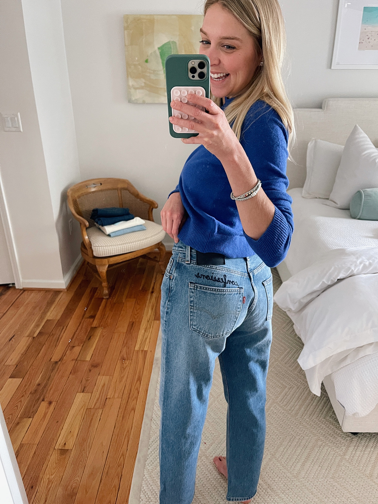 Obsessed with my custom embroidered seal edge Levi’s! Wearing the 501 90s selvedge in 29x30 for the perfect baggy fit! 