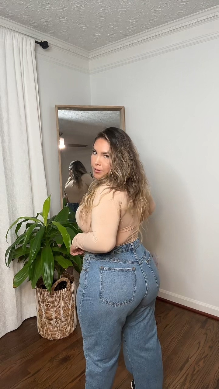 Okay Curve Love finally got me
#cUrvy #curvyootd #latincreators #midsizefashion #curvyfashion #fyp #parati #cUrvemodel #jeans #lifeincurves #lavidaencurvas #cUrvyjeans #cUrvelovejeans
@abercrombie #greenscreen

#LTKmidsize #LTKplussize