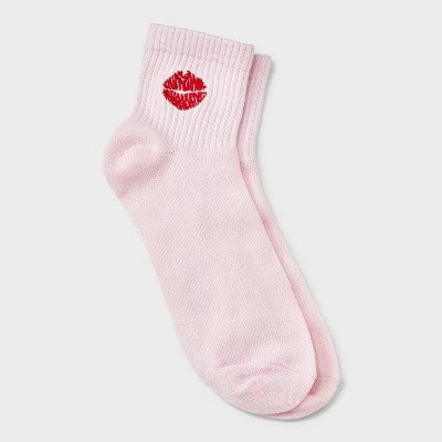 Women's Embroidered Kiss Valentine's Day Ankle Socks - Pink/Red 4-10 | Target
