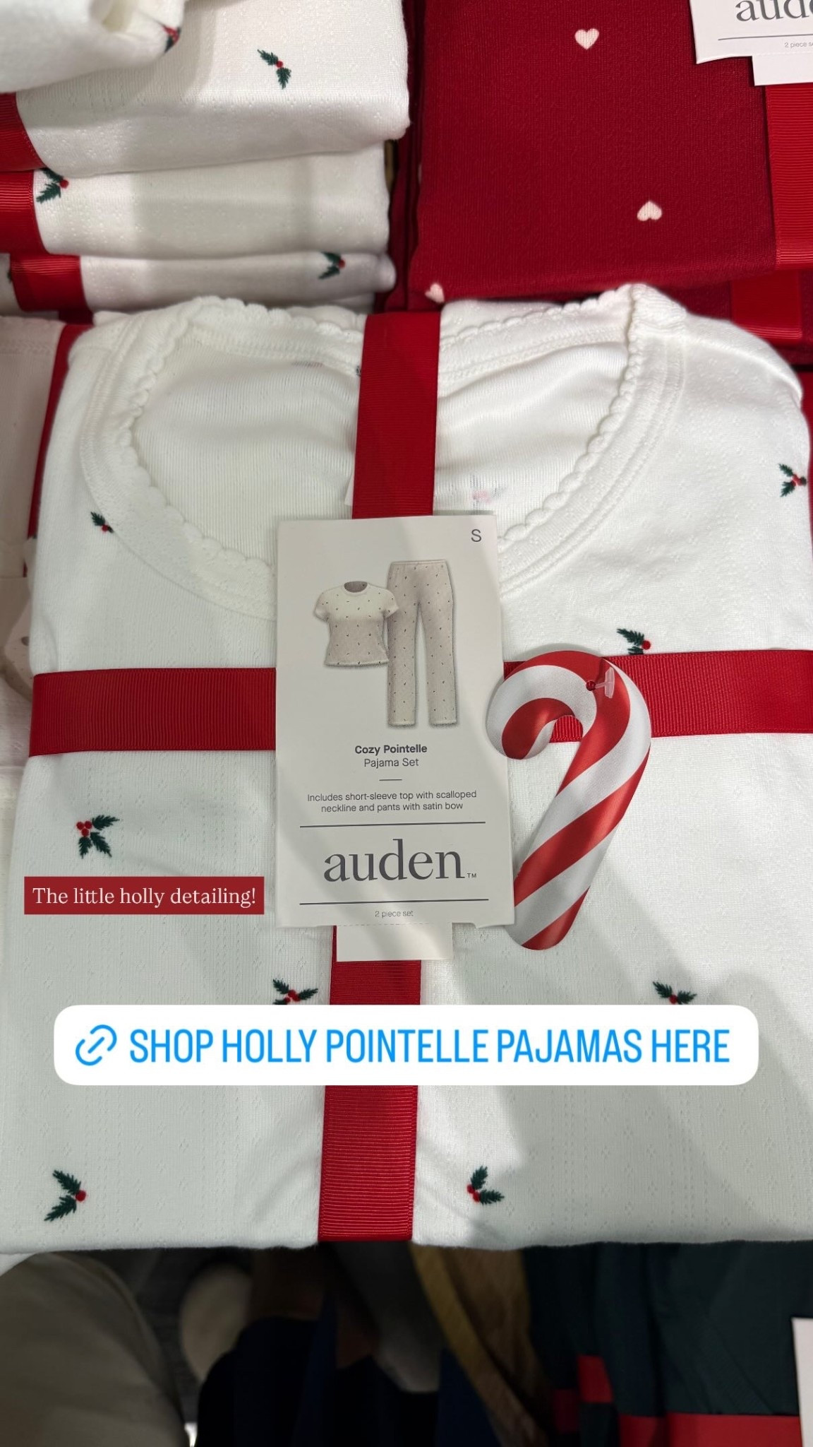 The little holly detailing!