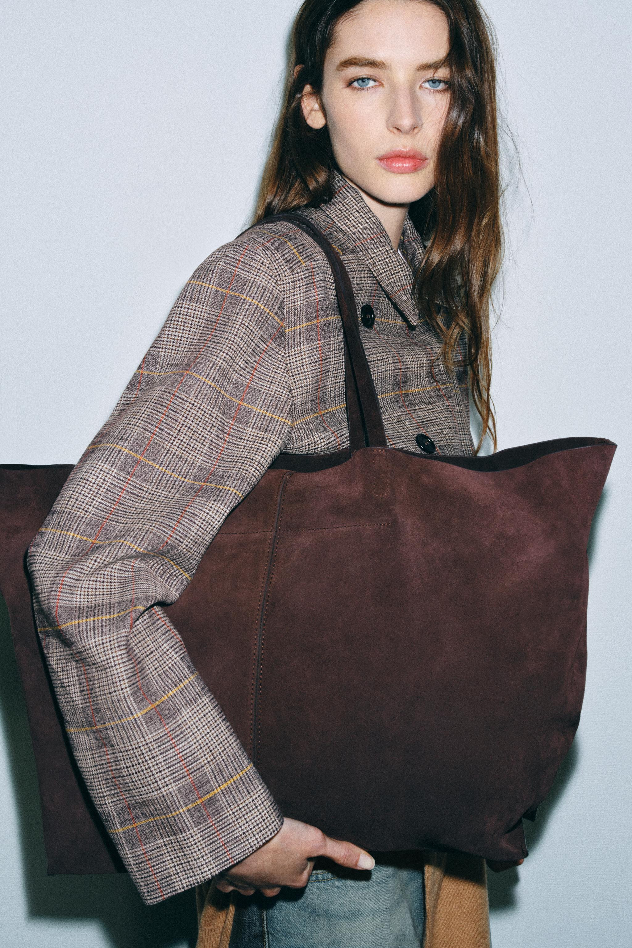 Maxi-Shopper aus Veloursleder. Zwei Schulterhenkel. Innentasche mit Rei\u00dfverschluss.H\u00f6he... | Zara DE