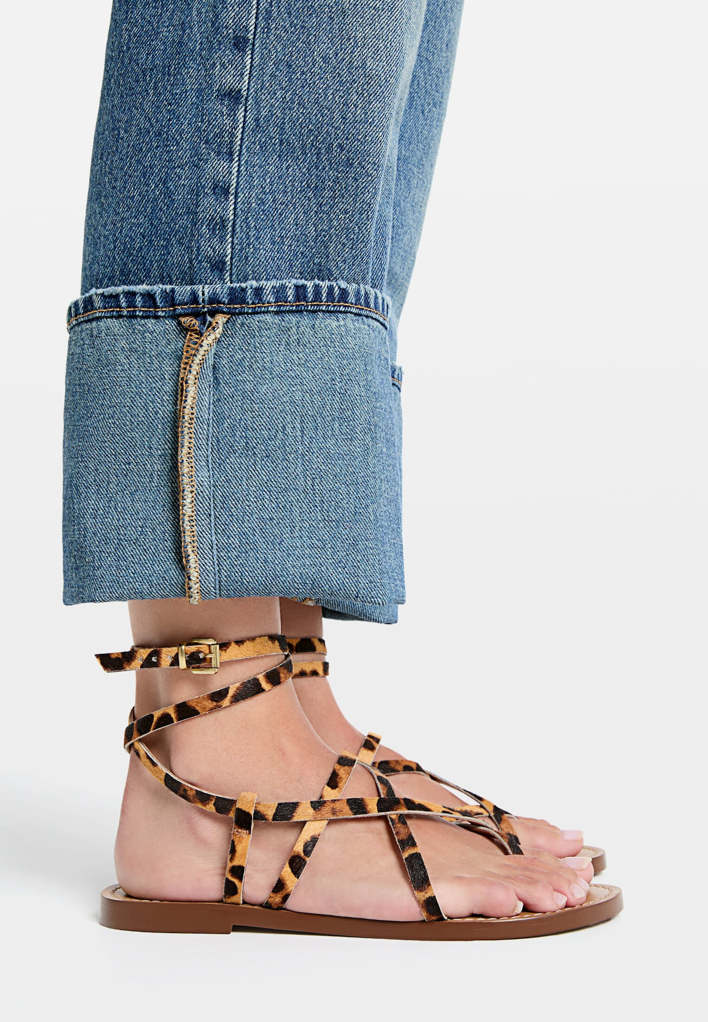 Flache Sandalen aus Leder mit Riemchen und Leopardenprint | Stradivarius DE