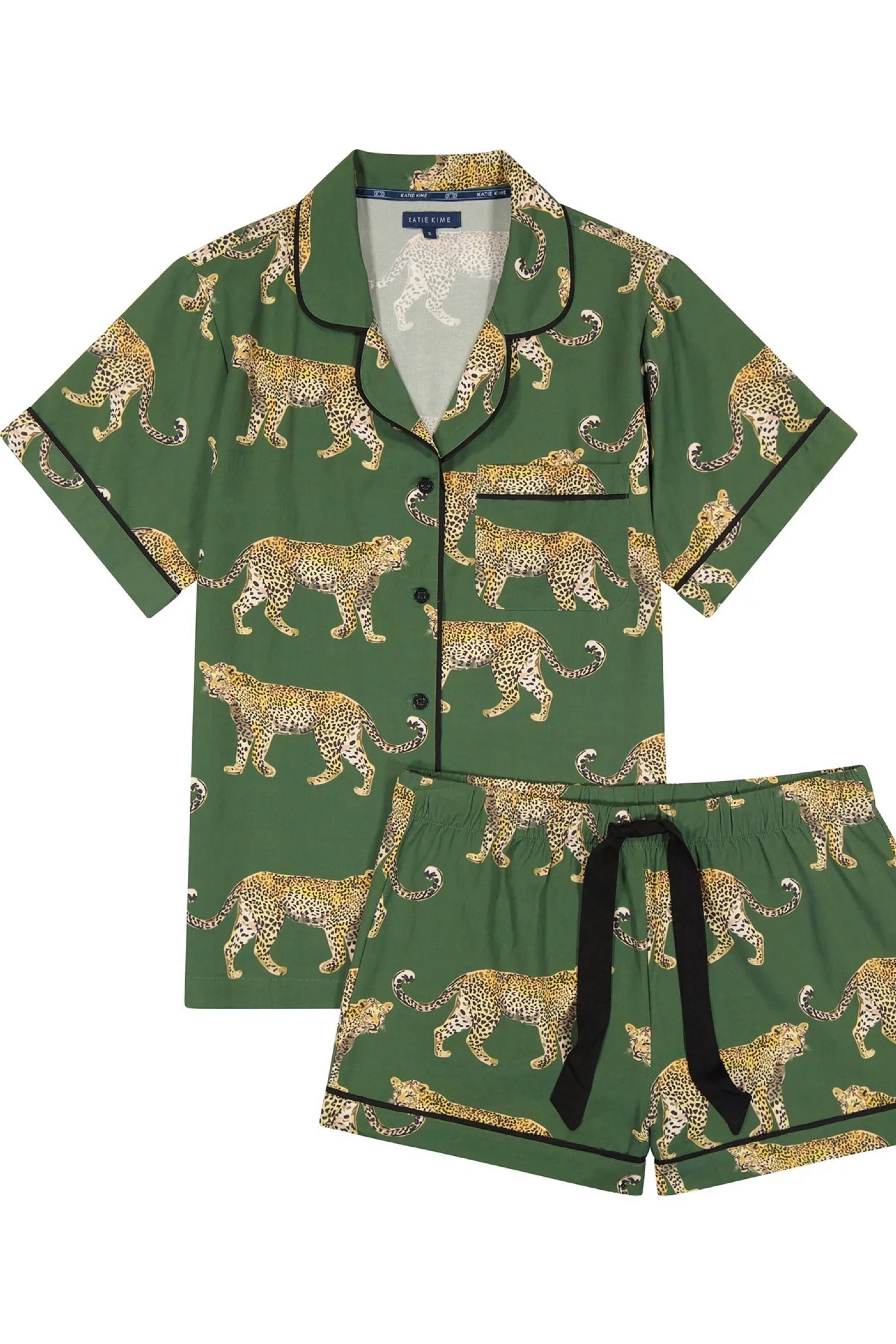 Sometimes it’s just about the print.  Loving these pajamas for her, also a great Valentine’s Day gift.

#pajamas #loungewear #giftsforher #giftsformom #valentinesday