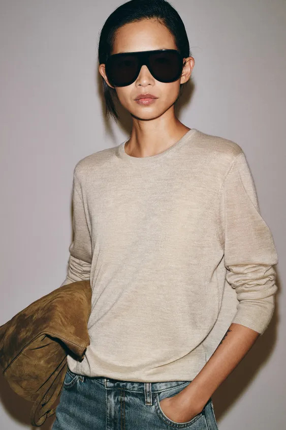 Model height: 178 cmJumper crafted from 100% extra-fine cashmere. Featuring a round neck and long... | Zara UK