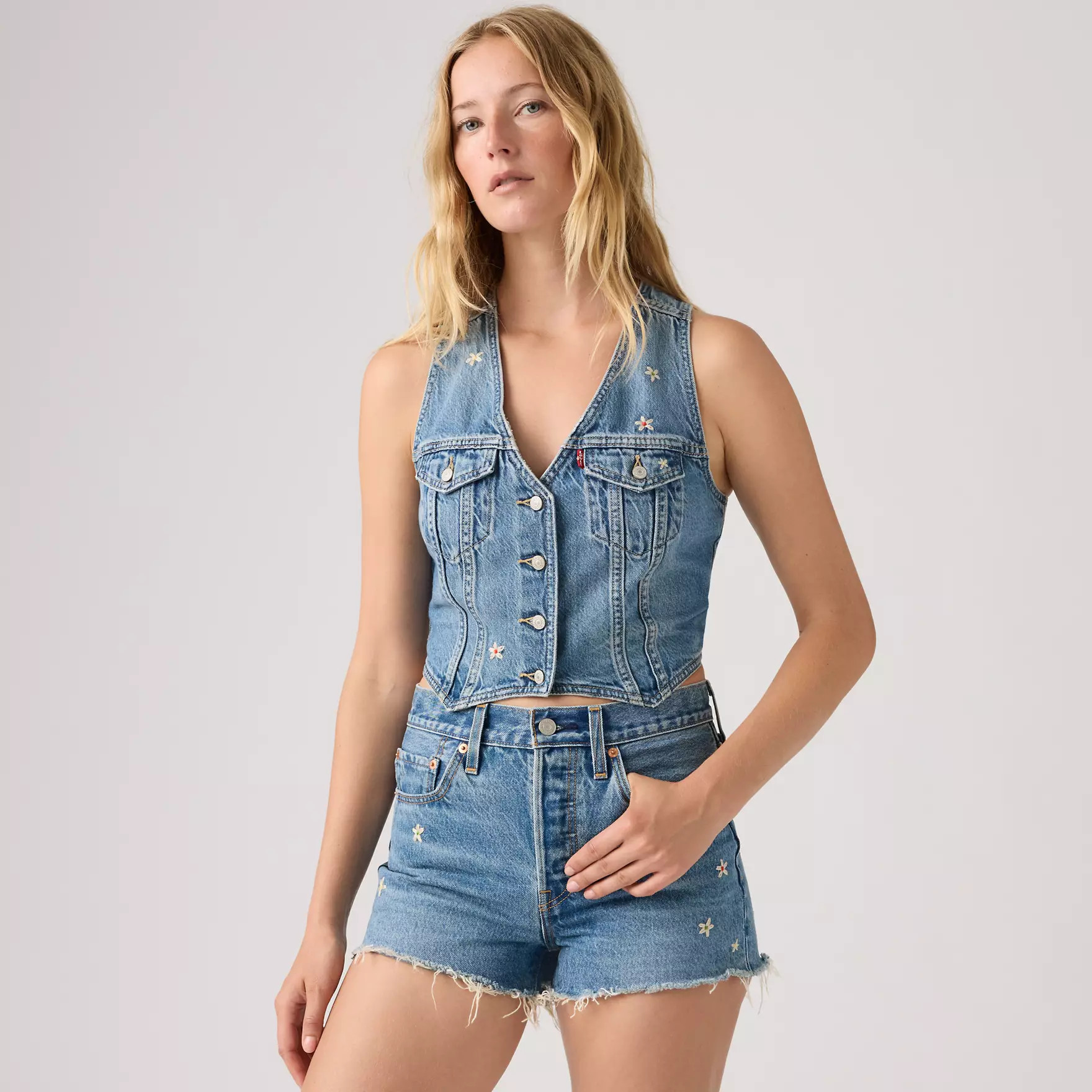 Model is 5'9", Waist 27", Wearing a Size S | Levi's US
