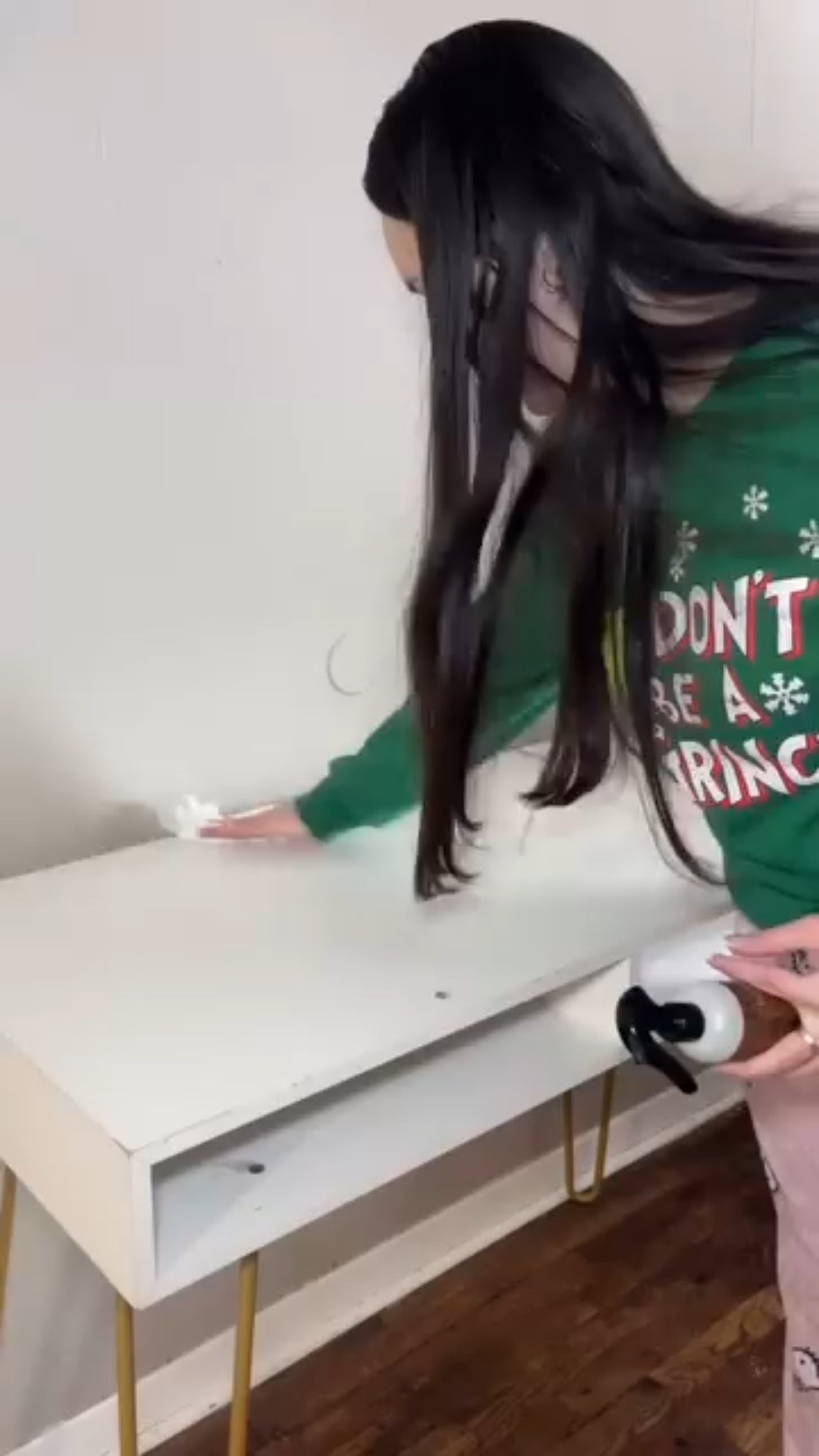 Pues déjame decirte que si dejamos que los hombres tomen control sobre como debe lucir nuestra casa ,pues la verdad la tranquilidad no existiera ya que el desorden y una casa con mal aspecto da a la mente intranquilidad y atrae mucha pobreza y desgracia.

Un hogar limpio y lindo trae paz , union y dinero 

 #homedecor
#interiordesign #decoracion #home
#homedecoration #humorlatino #humor
#esposo #pareja #viralreels #hogar #hogarlimpio