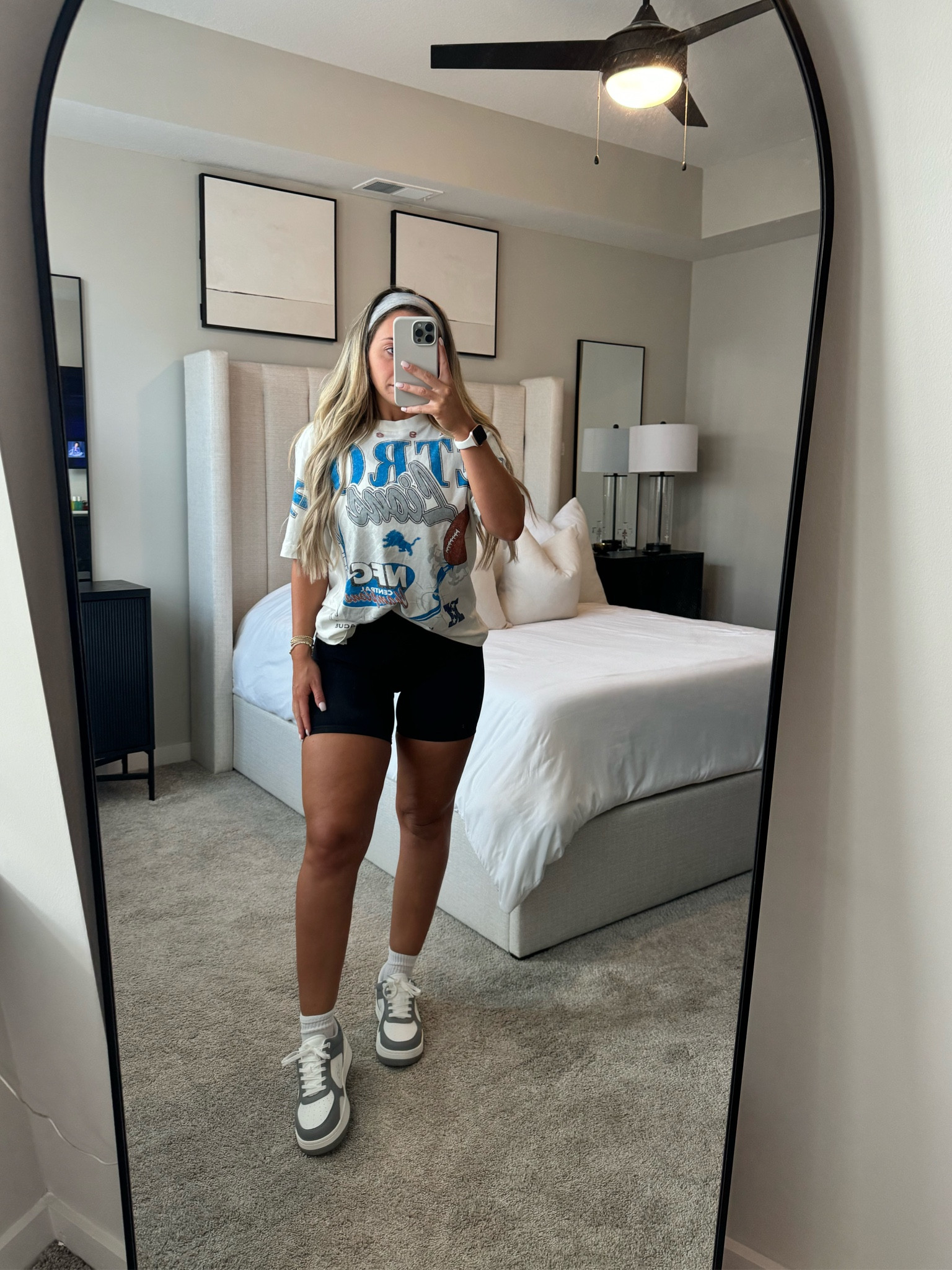 TRAVEL DAY OOTD✈️ headed to Nashville + had to rep the D! 💙💙

Wearing size S in both! 