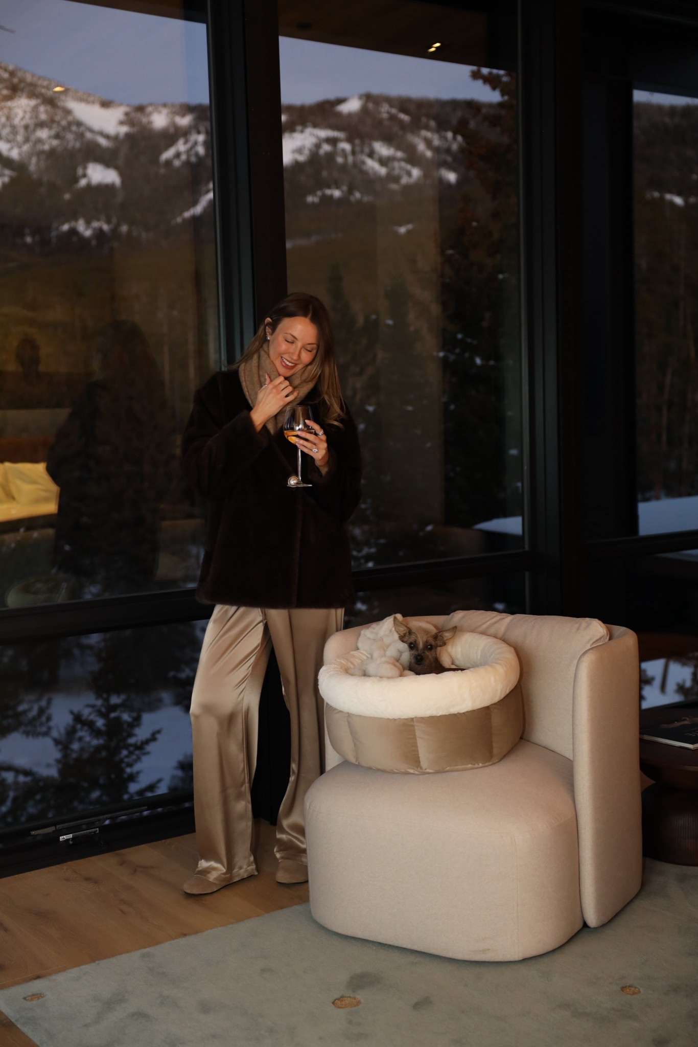 Apres ski
Faux fur jacket
Satin pants
Silk pants