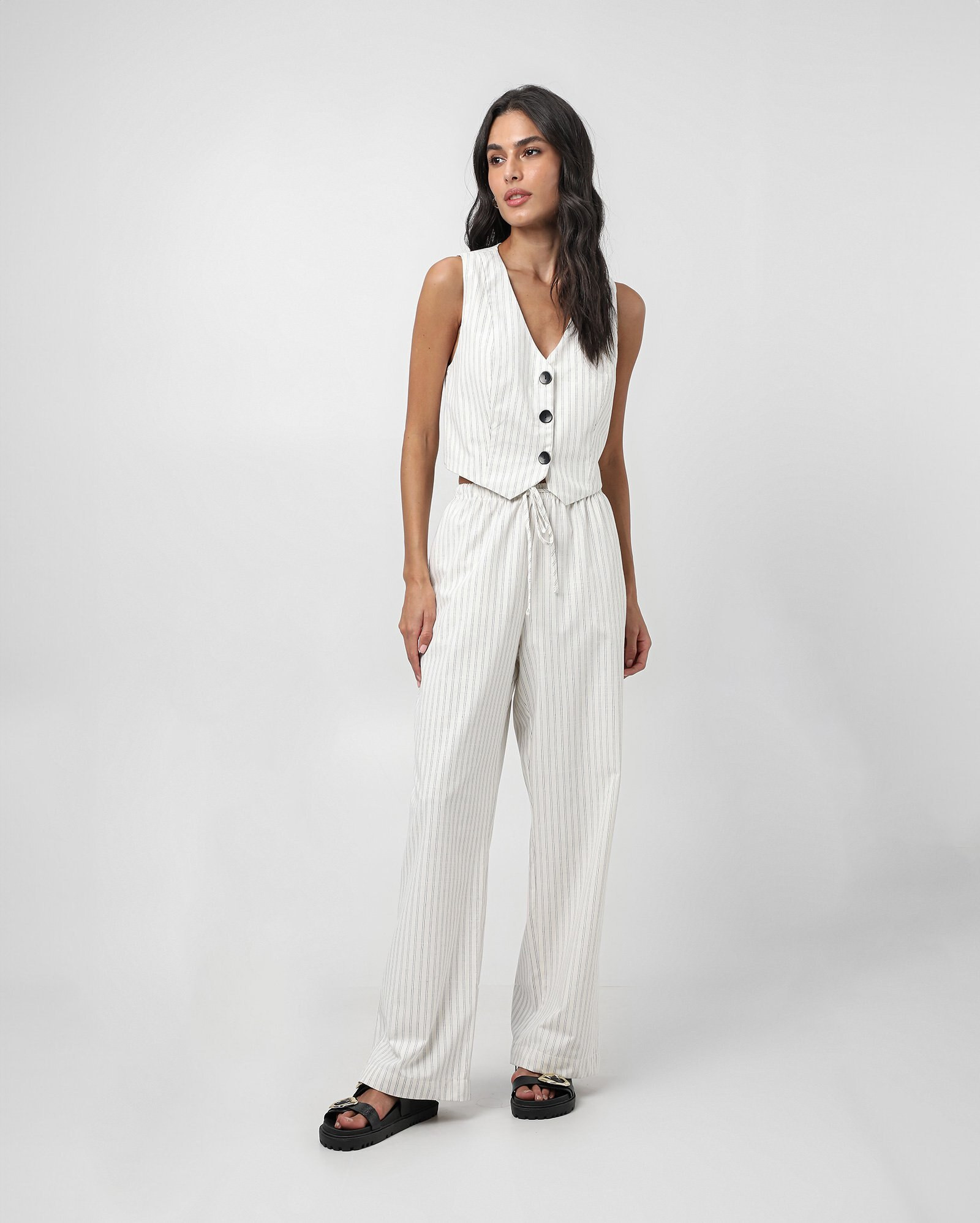 Calça feminina relaxed risca de giz off-white | AK by Riachuelo | Riachuelo (BR)