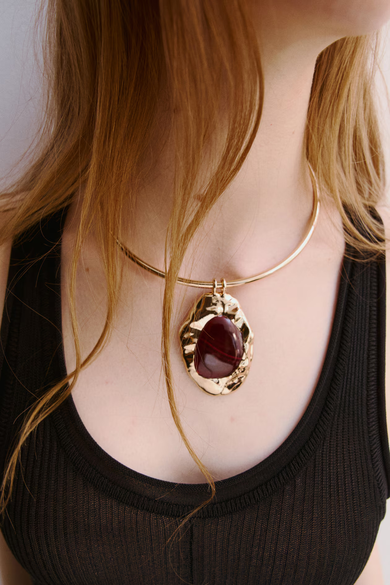 Rigid pendant necklace - Gold-coloured - Ladies | H&M GB | H&M (UK, MY, IN, SG, PH, TW, HK)