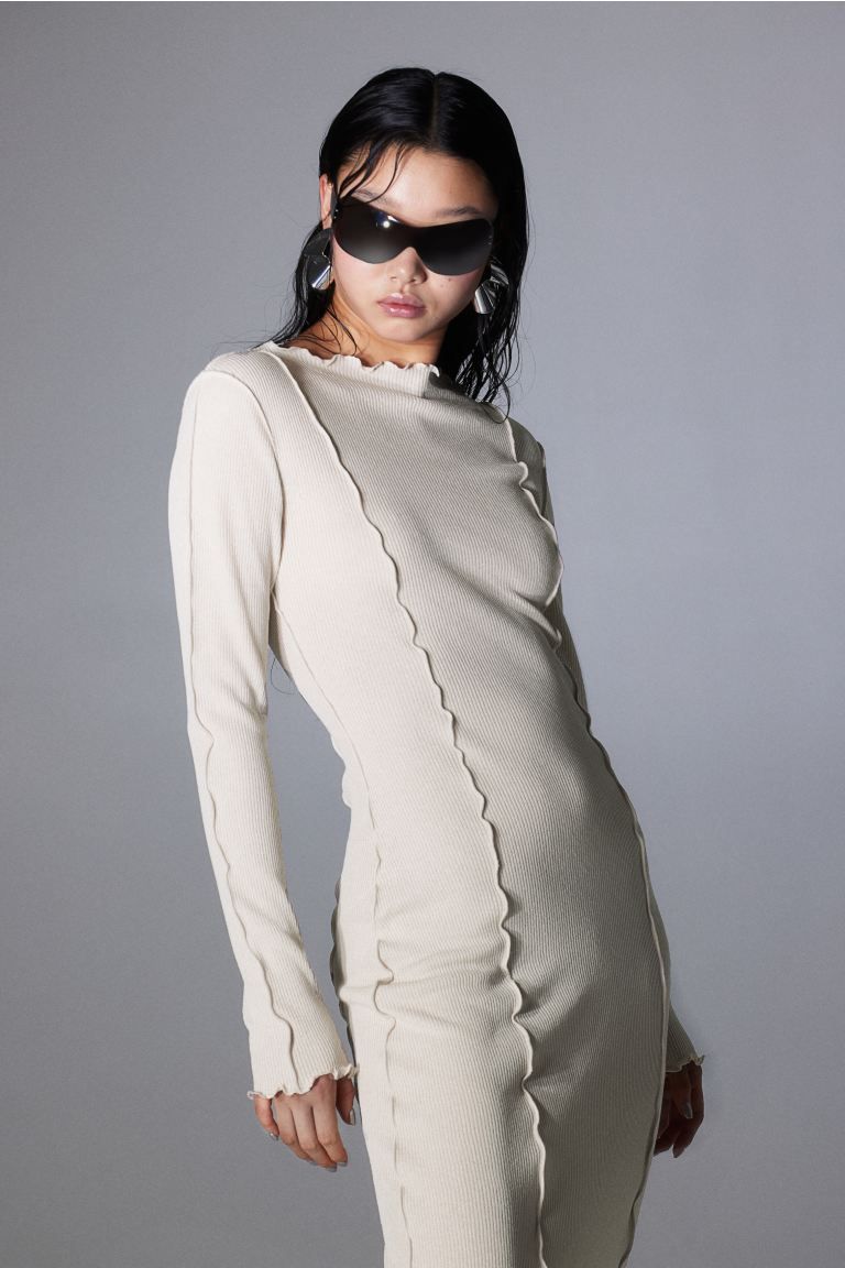 Robe en maille côtelée avec détails surjetés - Beige clair - FEMME | H&M FR | H&M (FR & IT & ES)